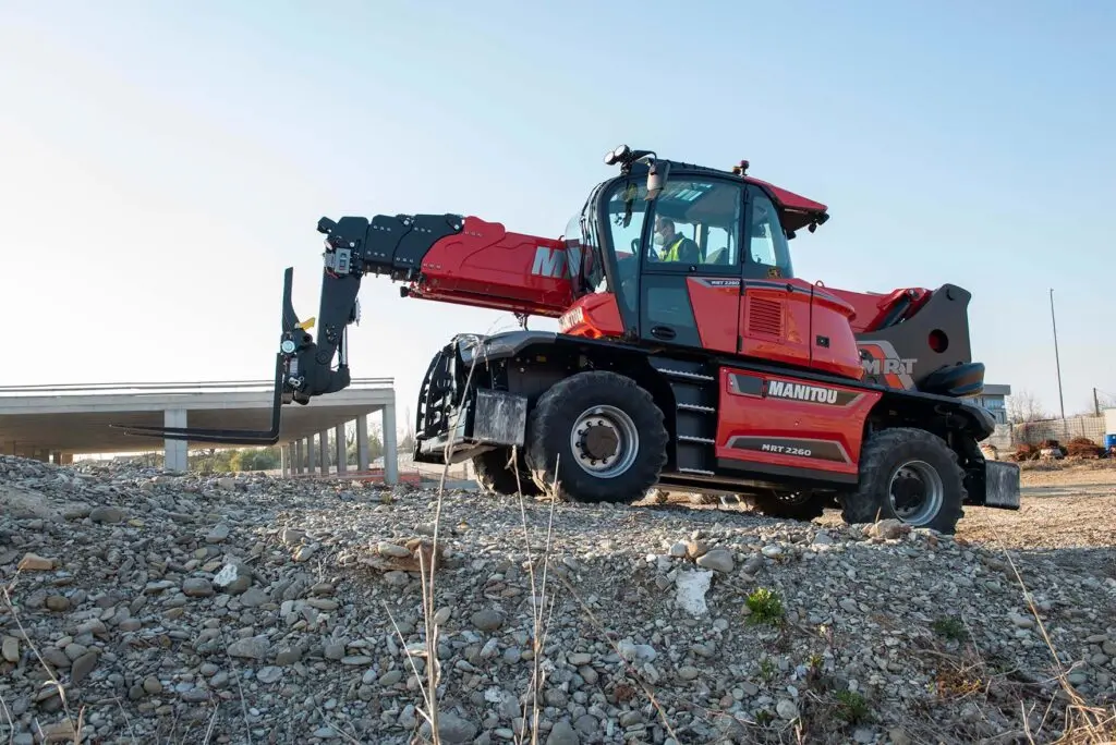 Sollevatore telescopico Manitou al lavoro